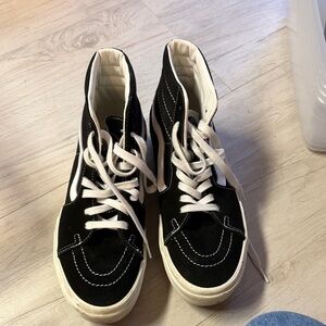 Black Sk8-Hi stacked women’s vans